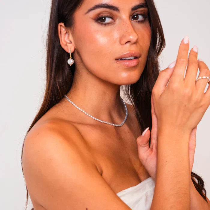 Minihelmettiläinen helmikaulakoru