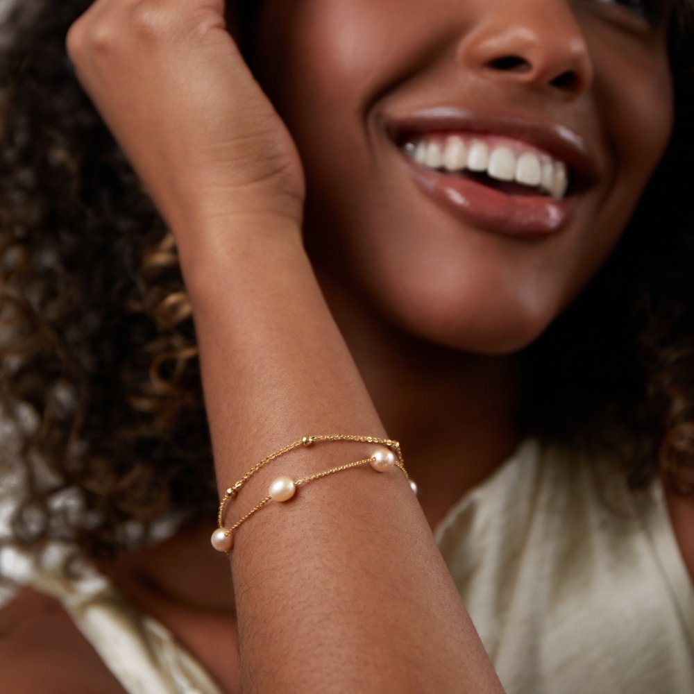 Kerrostettu käsikoru makeanvedenhelmiä