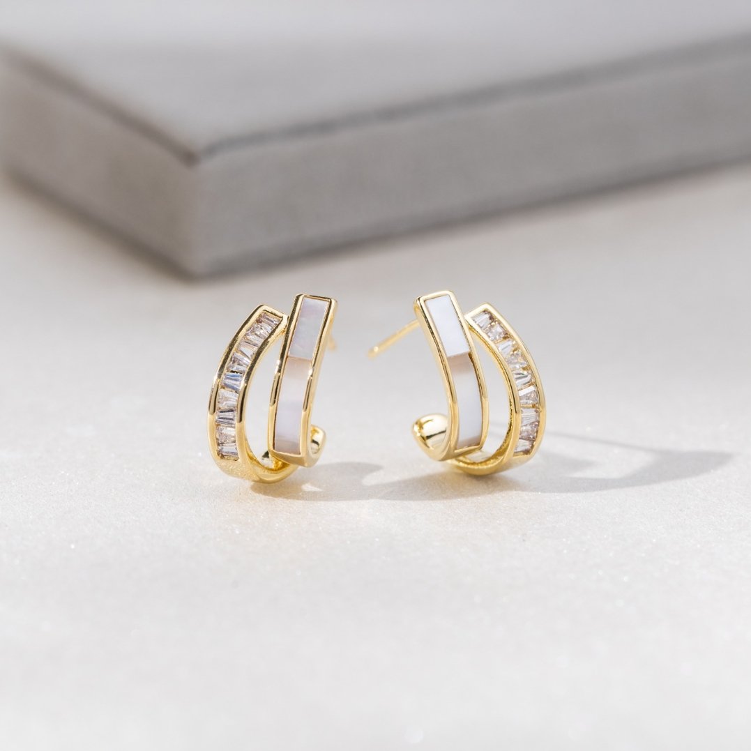 Ajatonta rakkautta olevat korvakorut