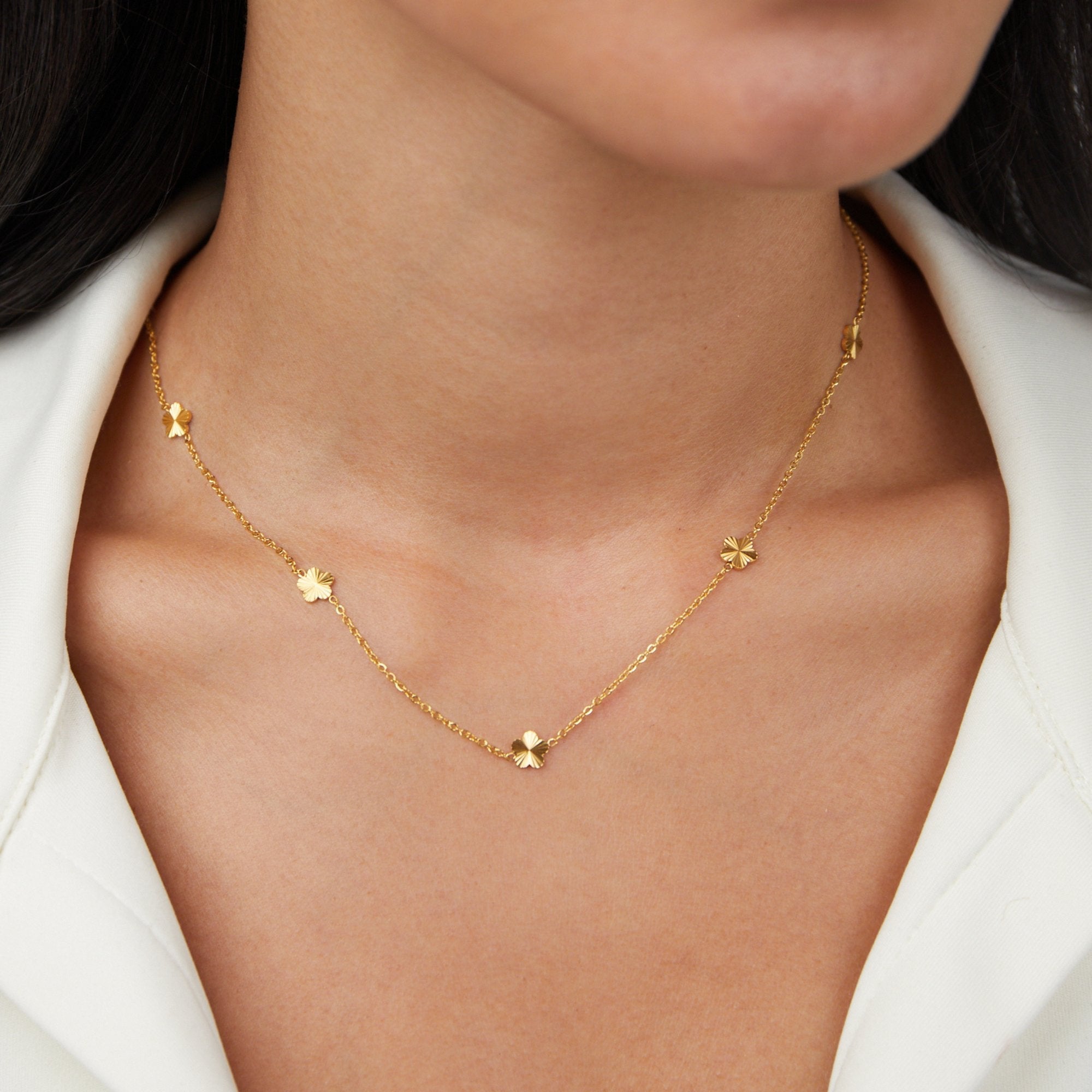 Kukkia sisältävä kaulanauha